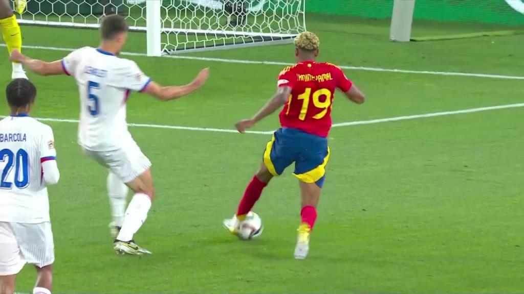 西班牙5-1打花法国!亚马尔小角度捅射得手梅开二度!