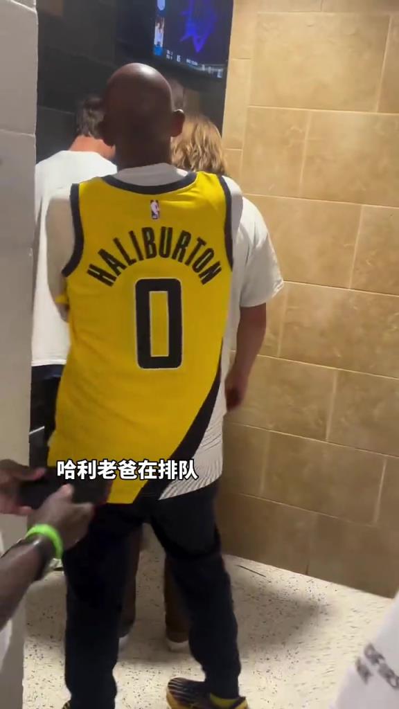 没走VIP!哈利伯顿绝杀雷霆 老哈利伯顿和球迷一起排队离场