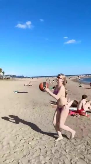 测一测路人的篮球水平如何!第一个妹子的投篮姿势不错~