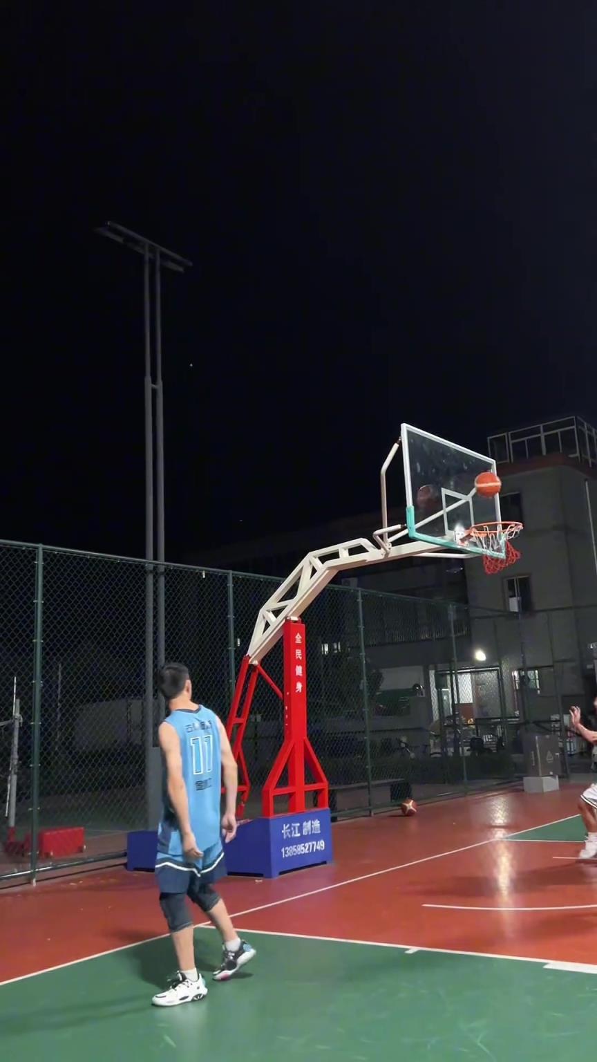 说吧到底看了多少科比集锦?村野球场惊险一位科密1v1无解