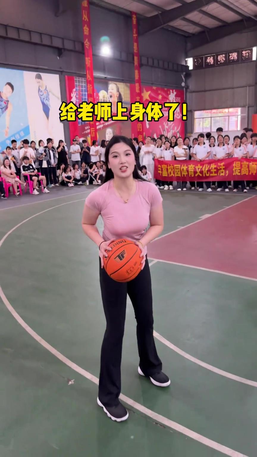 这体格谁顶得住?国产卡戴珊肘姐和主任单挑:来给老师上上强度