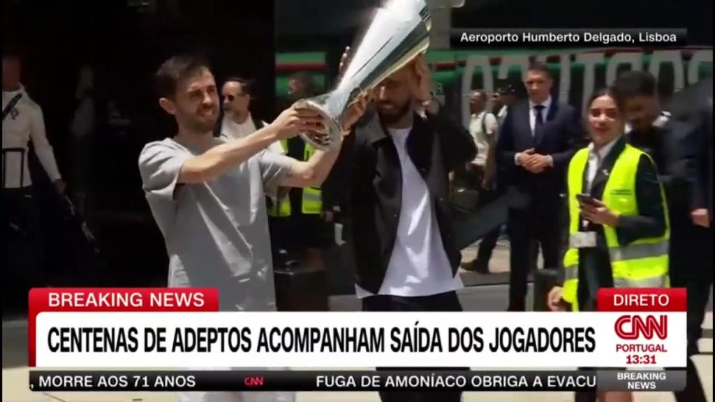 老夫老妻了!B费B席此前一起展示欧国联冠军奖杯!