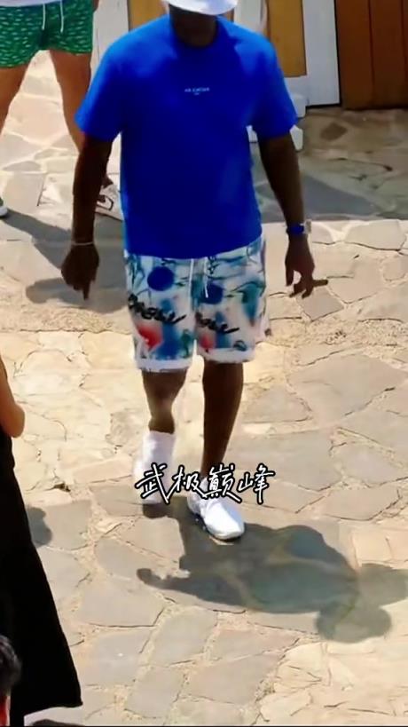 GOAT的气场!帮主从葡萄牙旅游到了意大利 雪茄依然是标配