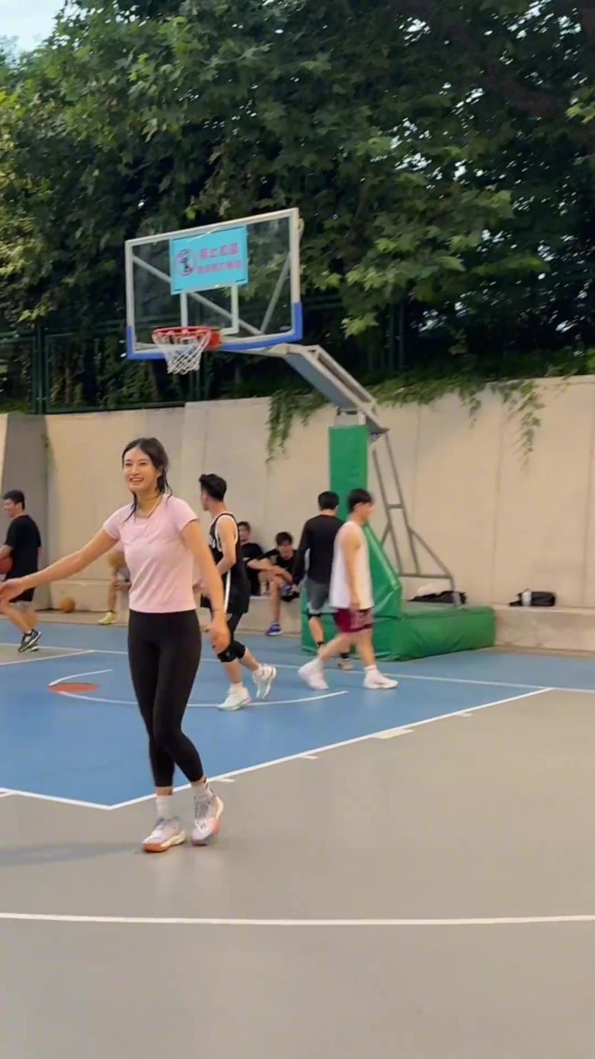 准归准但突破速度并不快!女网红1米81石一童晒连续进球