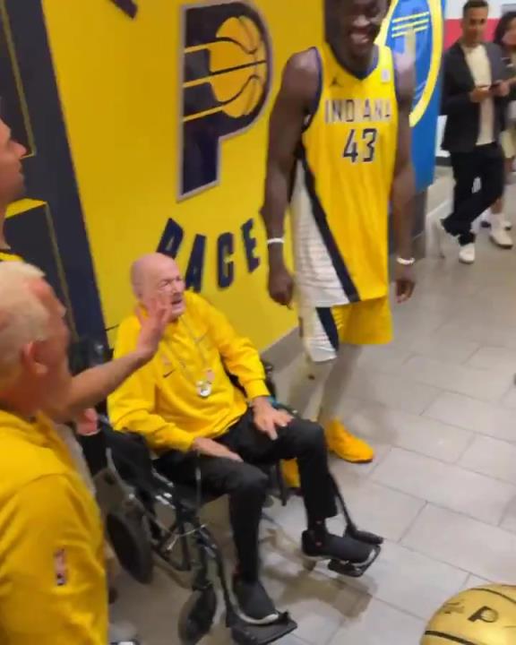 老爷子高兴坏!麦康奈尔在自己爷爷面前证明了自己