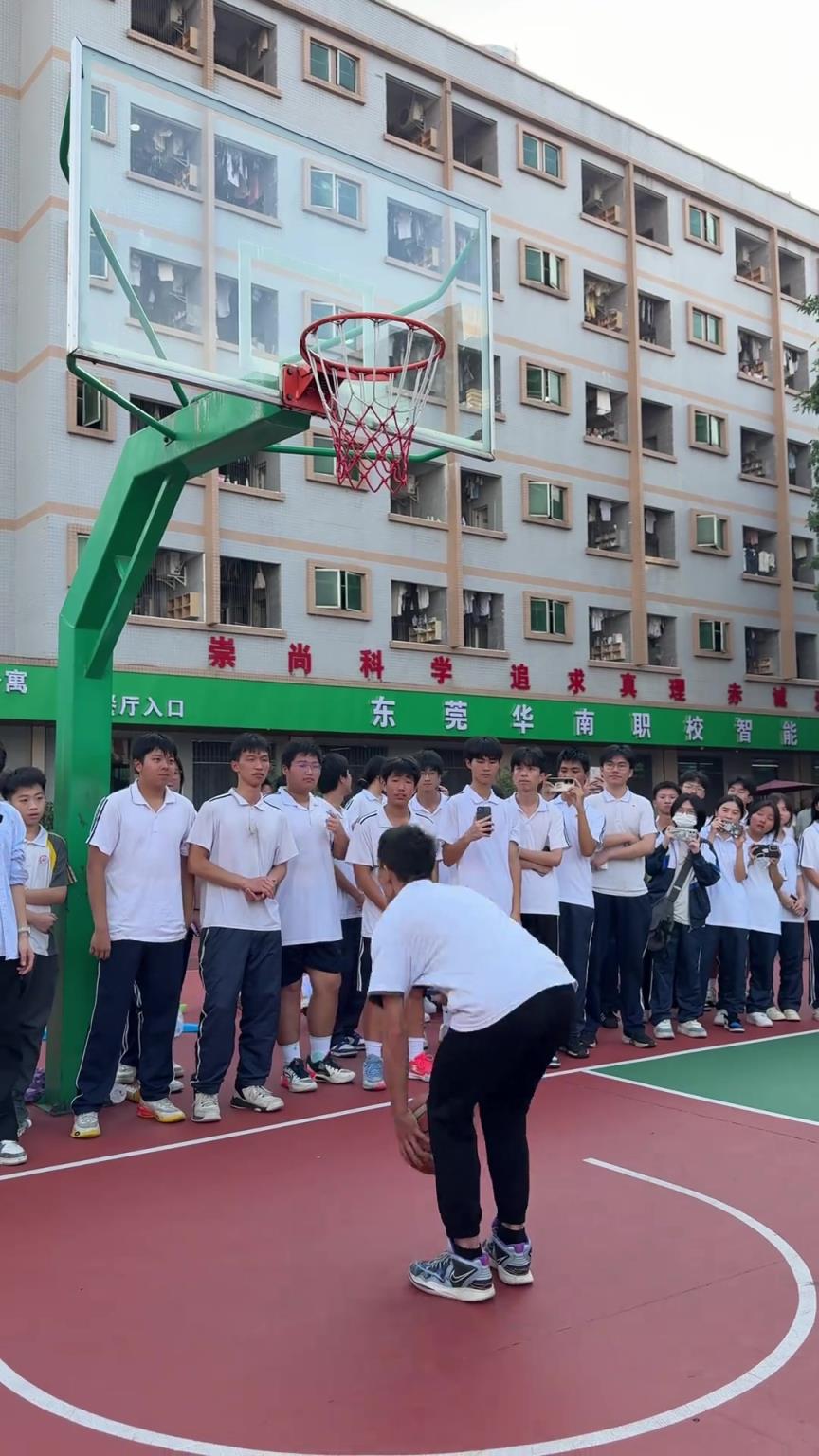 把书给我要回家!弹簧人每天都要写数学题 偶尔抽时间打打球