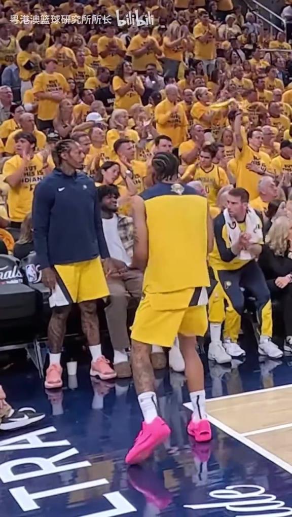 全员戏精上身!步行者替补席比赛期间情绪价值拉满了!