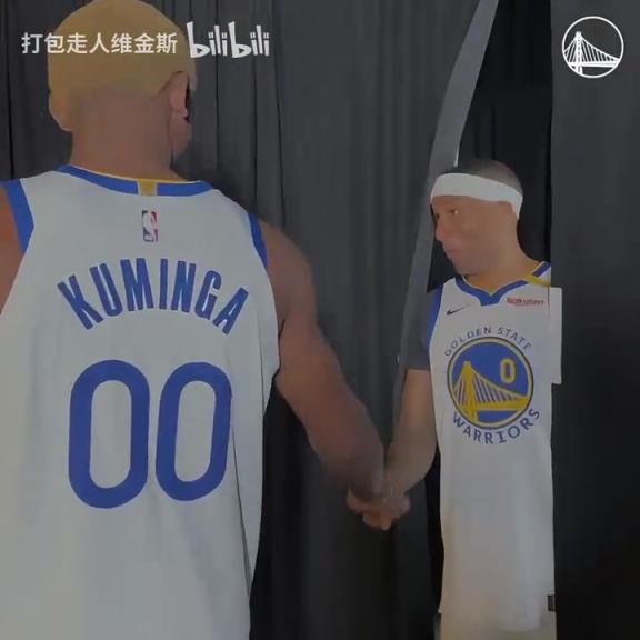 全员戏精啊!勇士队此前的扣篮小游戏,库里感到很无聊~