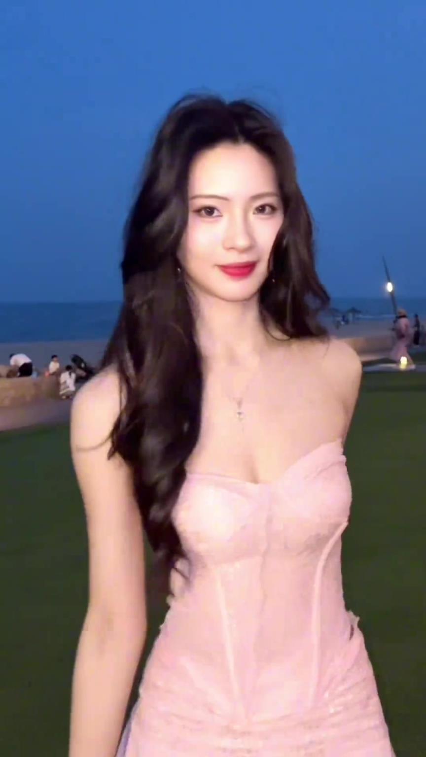 美女登密盼盼一身粉色裙子穿搭现身海边:你喜欢大海 我喜欢浪