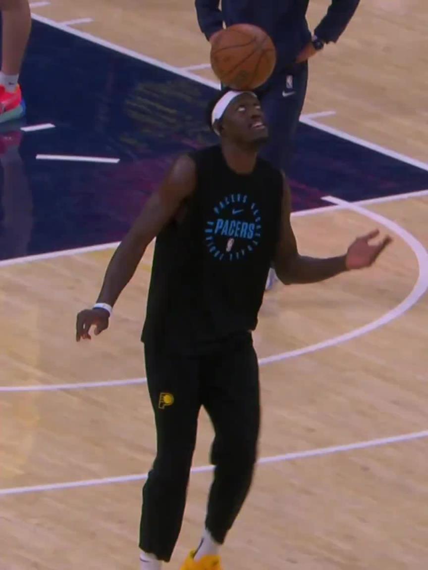 被篮球耽误了哈!西亚卡姆将篮球当足球玩:头顶球 颠球样样精通