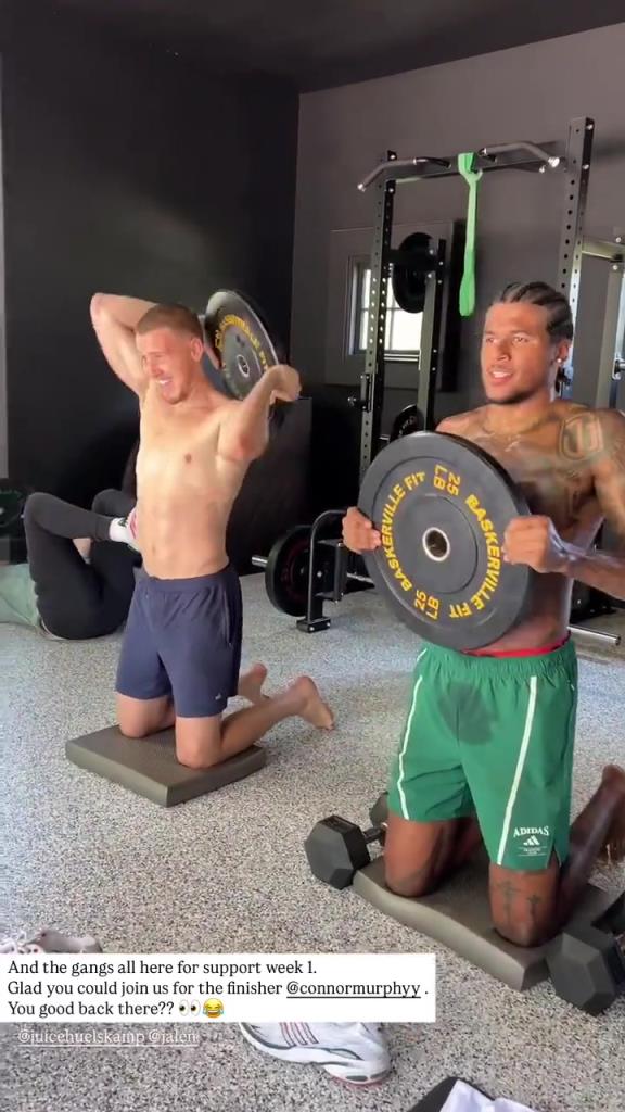 旁边是迪文岑佐?杰伦-格林光膀子手拿杠铃板在健身房操练~