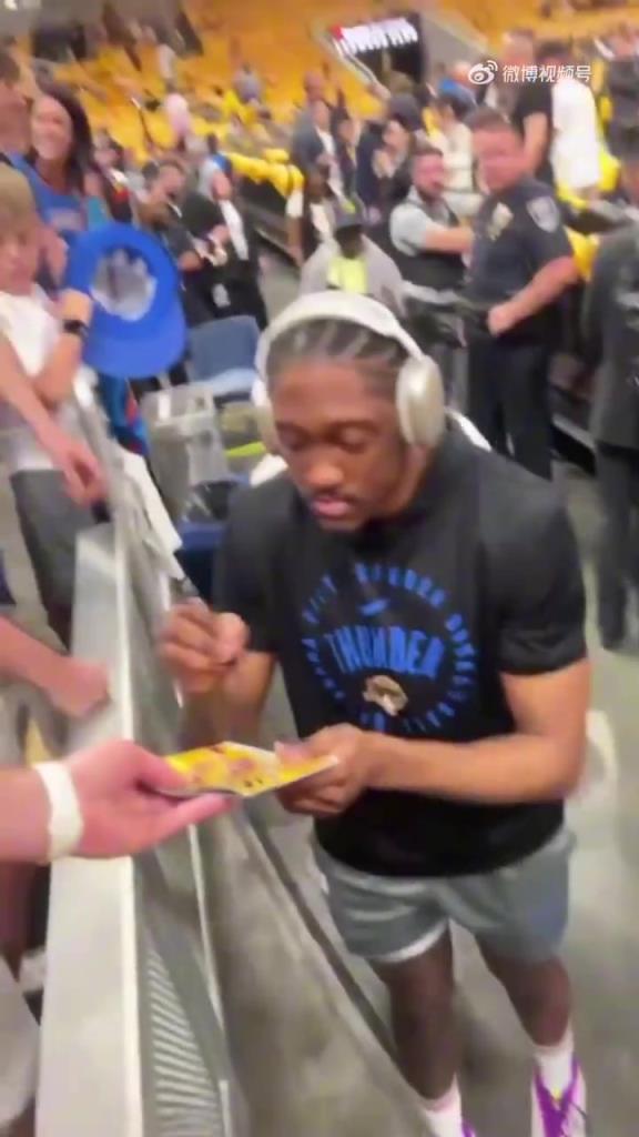 笑死了!杰伦威签名时发现不对劲:怎么是黄色的?随后拒绝签名!