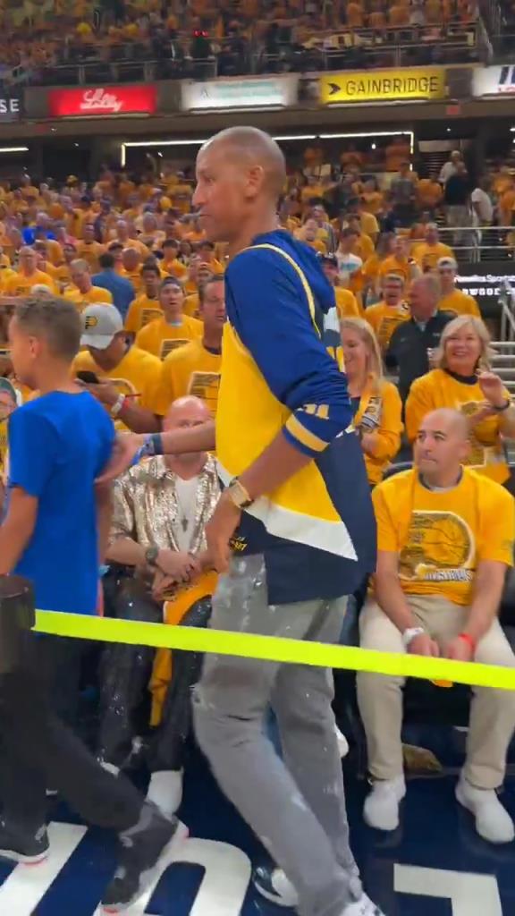 主场不敌雷霆大比分被扳平,雷吉-米勒赛后面色阴沉离场!