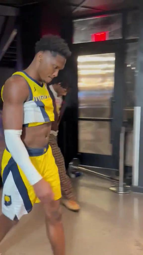 痛失好局!赛后退场内史密斯推翻护栏 马瑟林低头郁闷