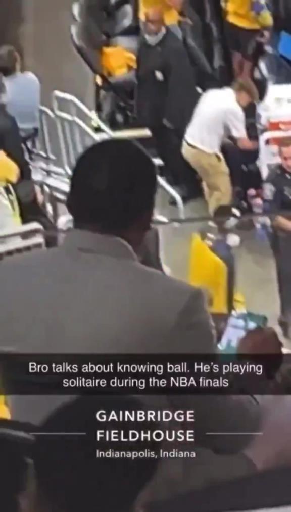 总决赛太没意思了?A-史密斯在看台上玩起了蜘蛛纸牌