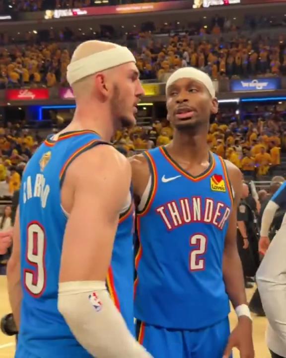 冠军后卫!卡鲁索赛后与亚历山大和哈滕激情庆祝