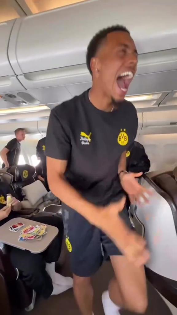 一起UNO!多特前往世俱杯飞机上的游戏时间!贝林融入的很快啊!