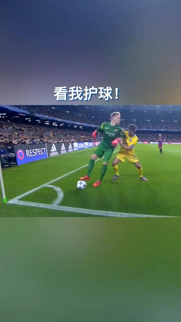 报告裁判,这里有个后卫带着手套!