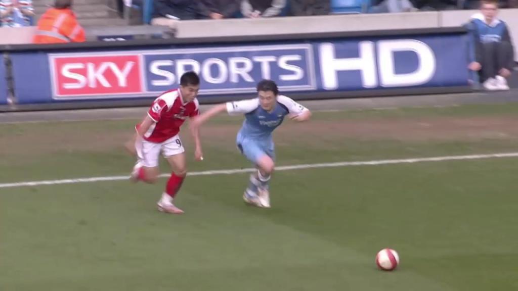 当年孙继海大战郑智!当年英超赛场上演“中国德比” !