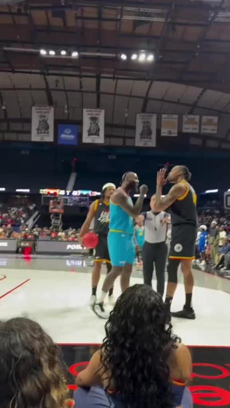 干起来了!魔兽霍华德和史蒂芬森在比赛中爆发冲突~