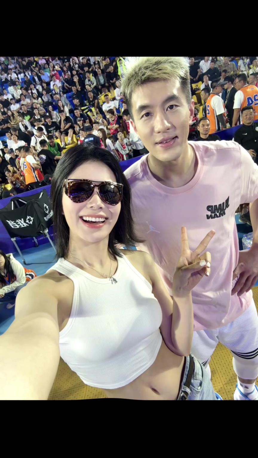 美女网红小谢参加辽源篮球活动晒和郭艾伦合影~