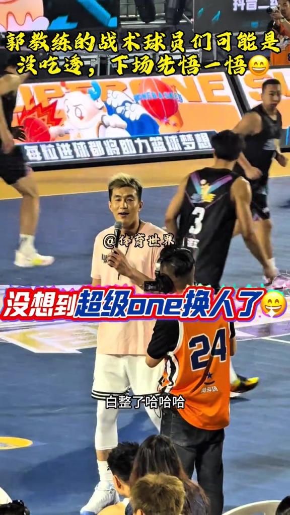 郭艾伦刚布置完战术 结果5人全部下去了!艾伦:好歹打一个哈