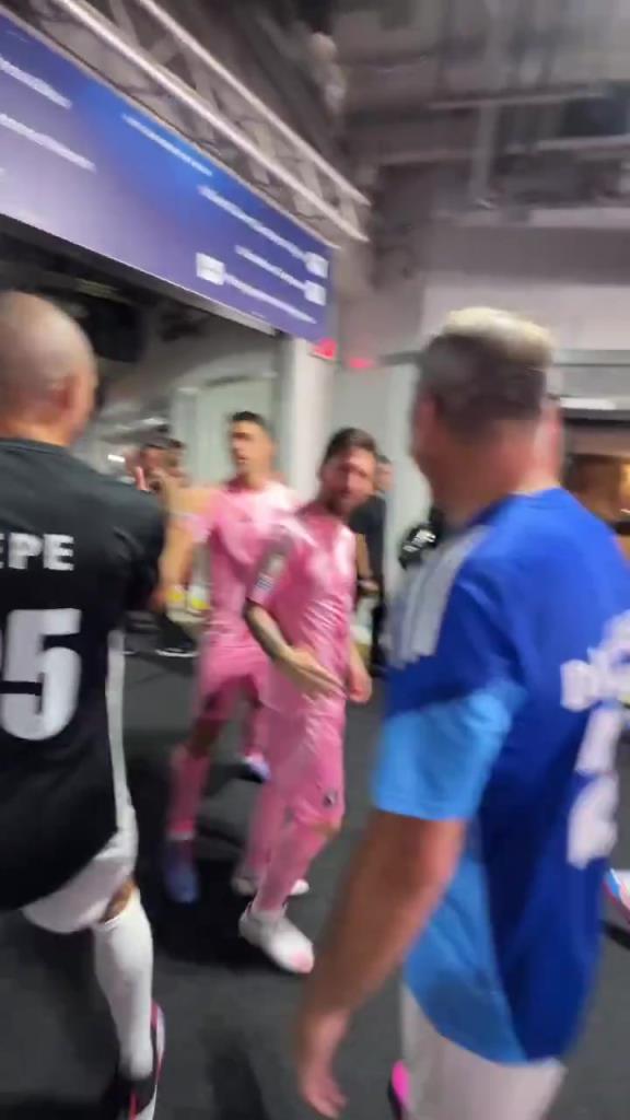 特写镜头:甲亢哥被梅西完全忽视了,甲亢哥一脸郁闷为啥不理自己