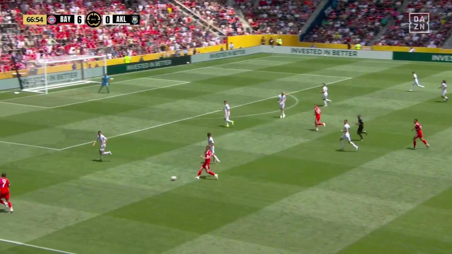 七喜开了!穆西亚拉得球轻巧兜射直入死角,穆勒传射建功