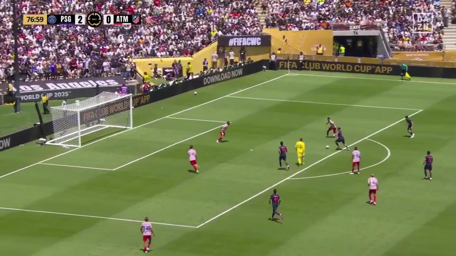 新世俱杯首张红牌!朗格莱不满判罚染黄,两黄变一红被罚下!