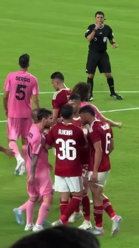 世俱杯揭幕战火药味十足!现场实拍:梅西和开罗国民球员顶牛