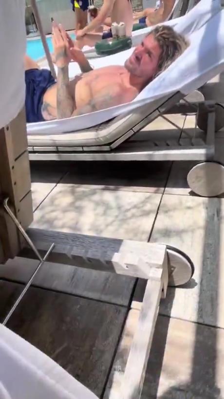 美女球迷找德保罗签名,正在晒日光浴的德保罗差点没睁开眼睛