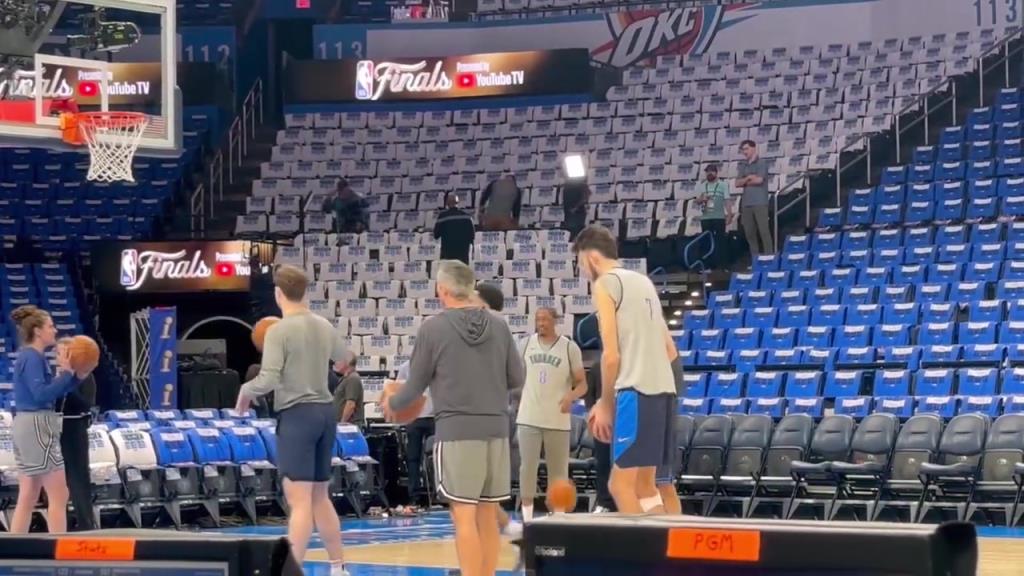 天王山决战!切特与杰威都照常出席雷霆的队内训练!