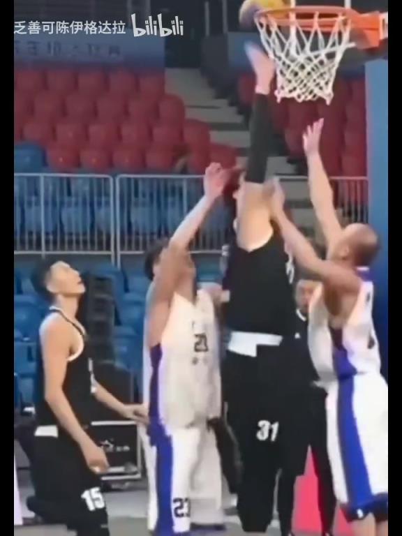 经典表情包出处!王哲林这操作直接给姚明干无语了!