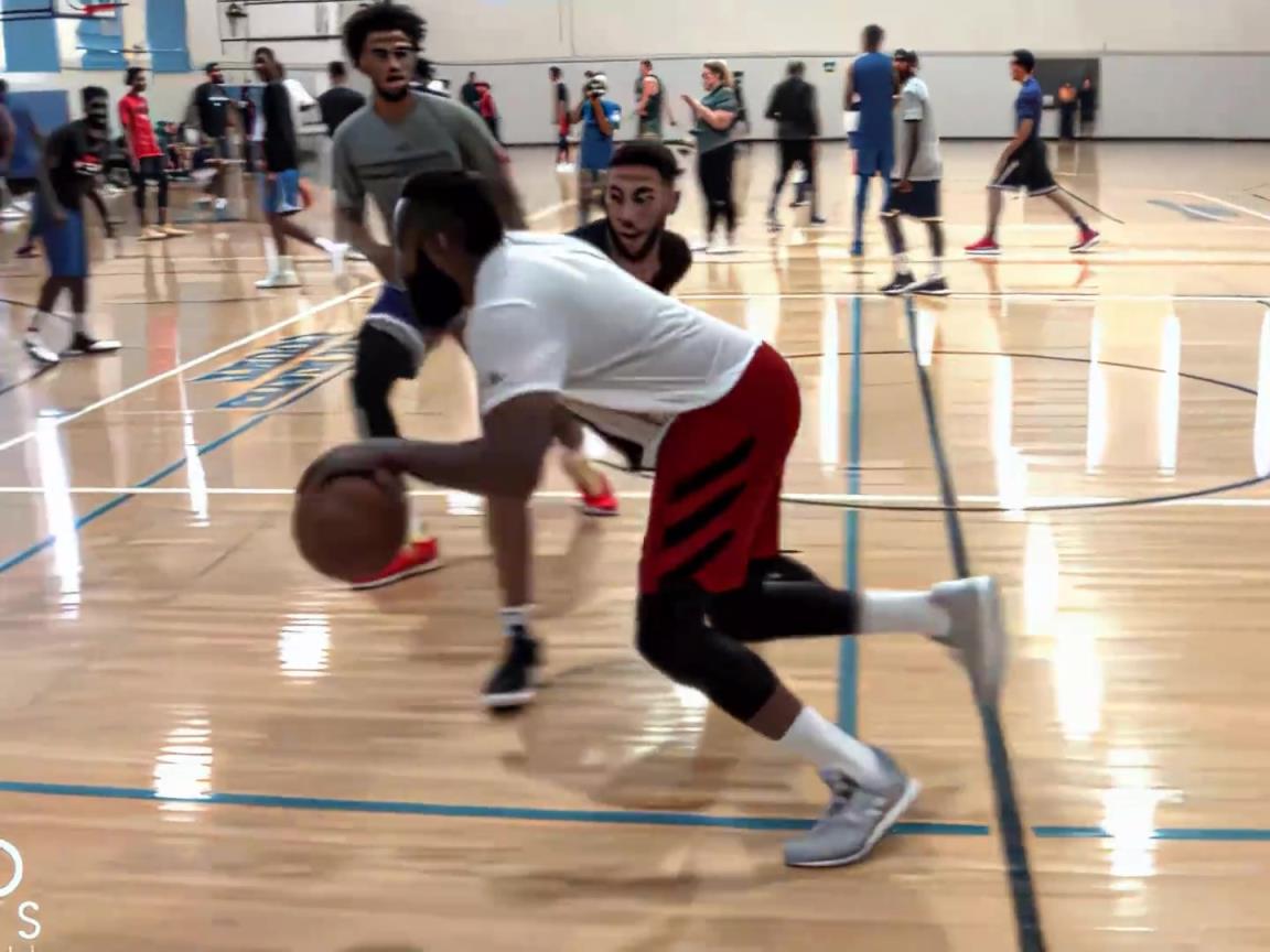 来看训练场里的哈登。