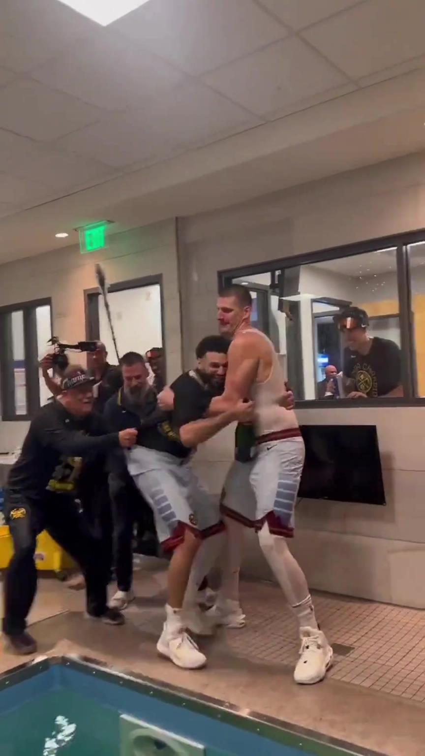 这是两年前的今天,约基奇跳进泳池!