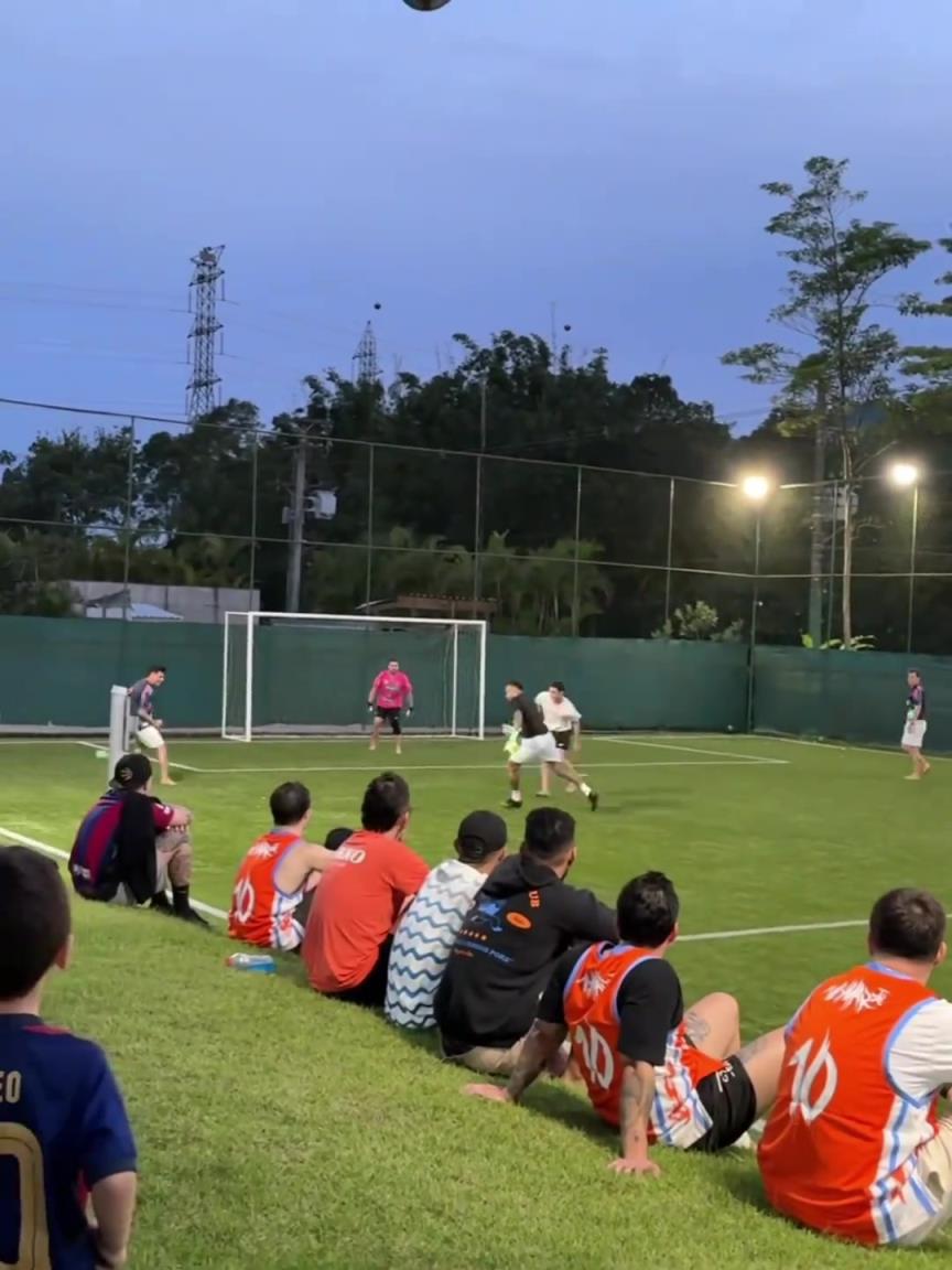 咋都光脚踢?内马尔现身野球场踢球,竟然带着门将手套一条龙啊!