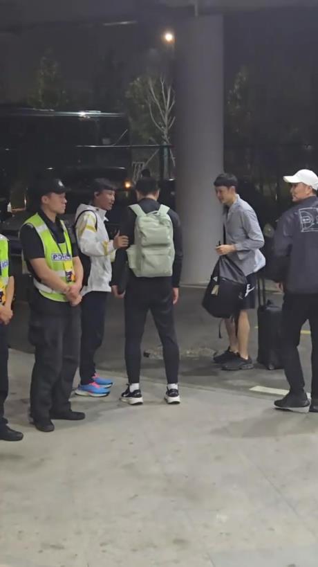 邵佳一杨智遇到区楚良,猜猜三位前国脚会聊啥?