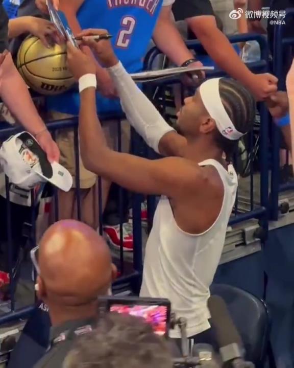 签名签到手抽筋!只要你们敢给东西 亚历山大就一一给你签名!