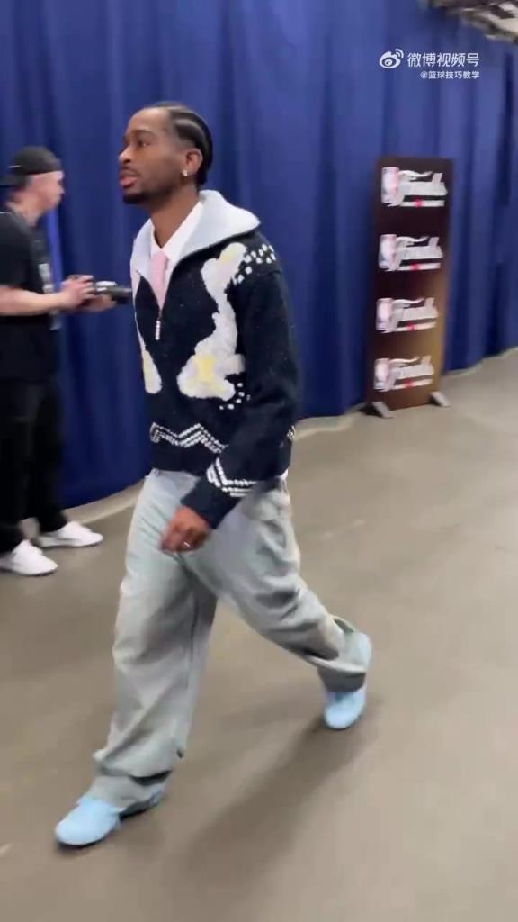 MVP的穿搭!亚历山大今天总算把裤子提起来了