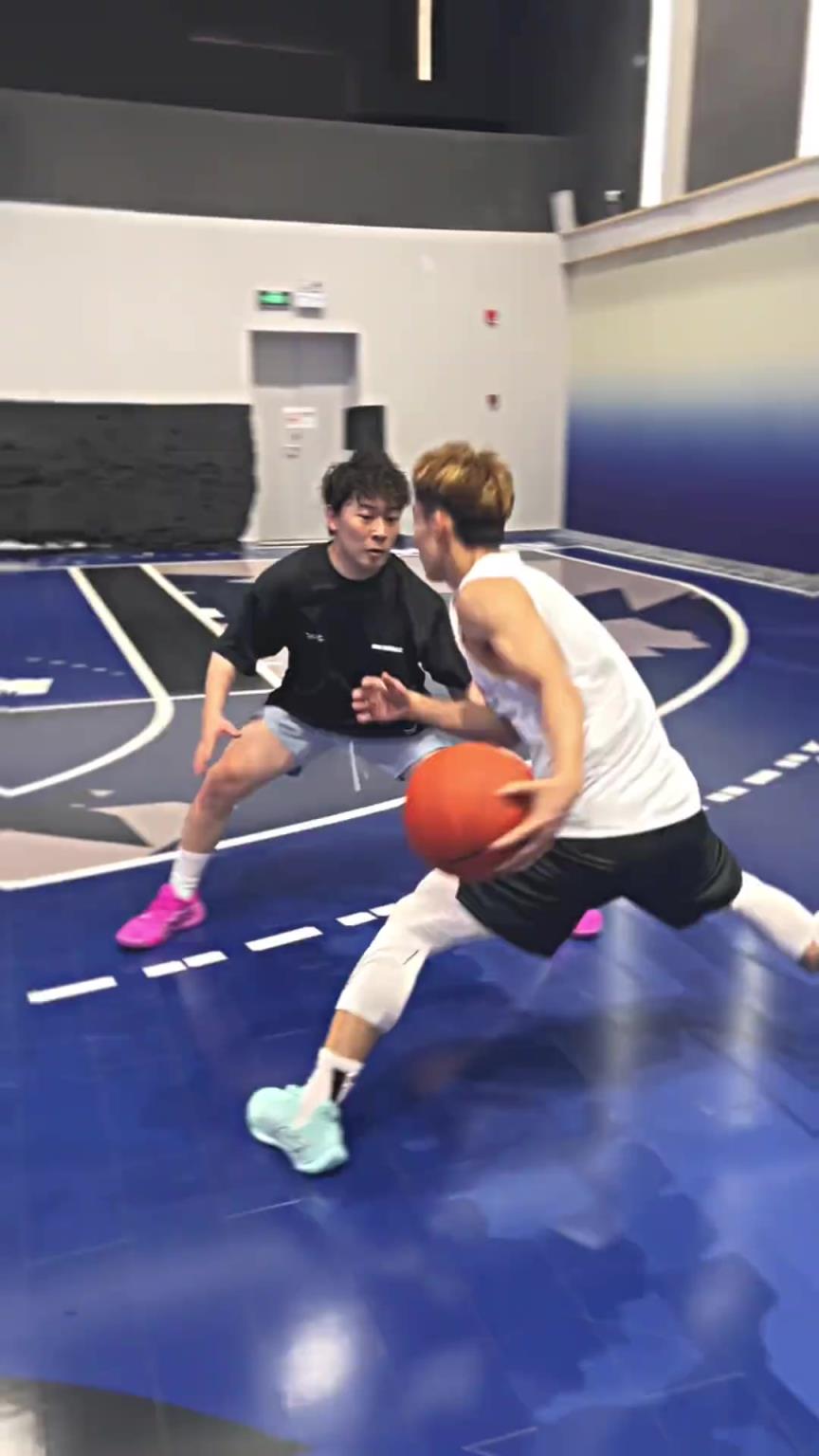 职业跟业余差距太大!徐杰这运球速率跟投射太恐怖了