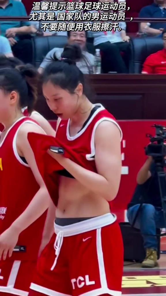 张茹掀起球衣擦汗,露出的腹肌足以证明她的努力