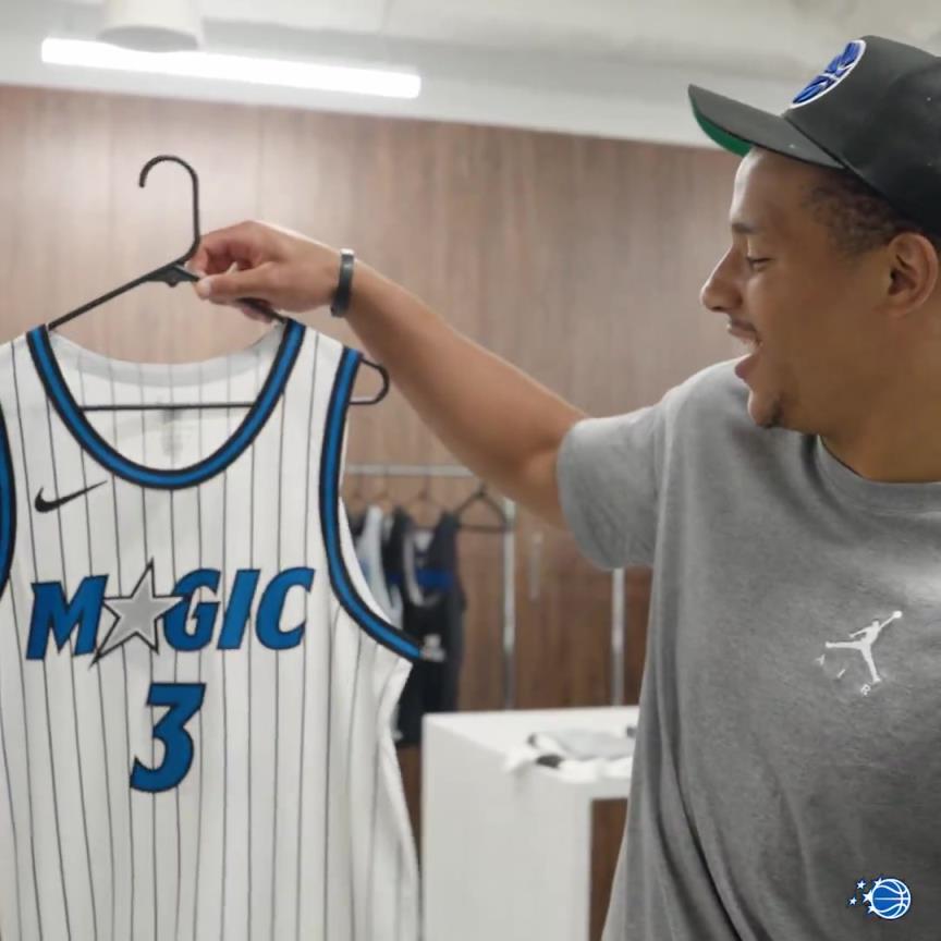 这么快就报到啦!贝恩接过魔术3号:这绝对是我穿过最硬的球衣