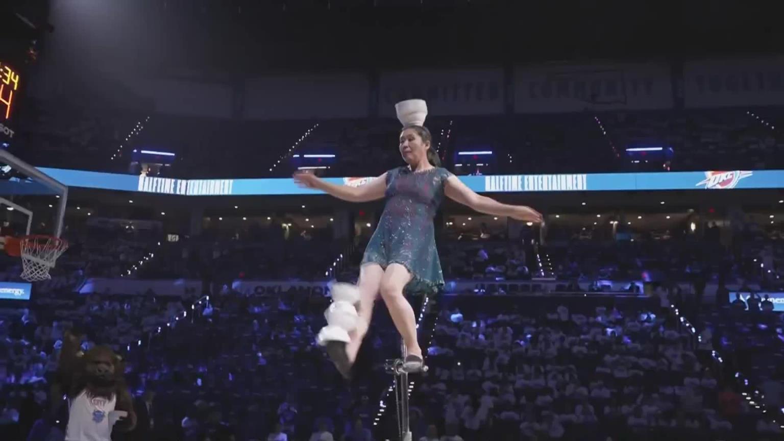 NBA中场秀的GOAT!山西大妈独轮车顶碗完美表演引全场欢呼