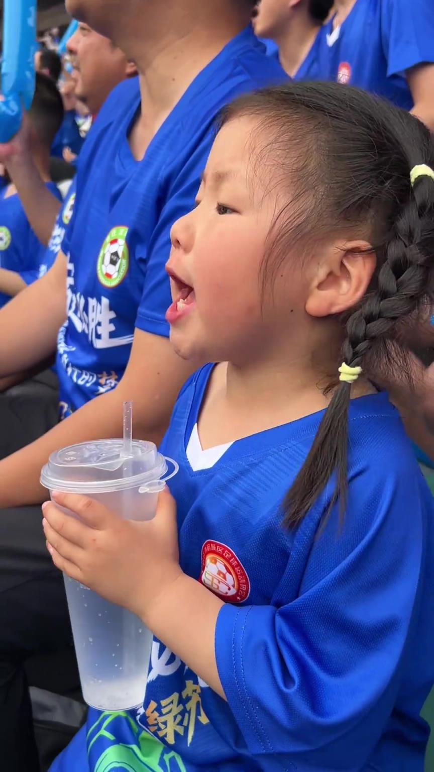 得此球迷,多么荣幸!“小孩姐”为苏超宿迁队加油