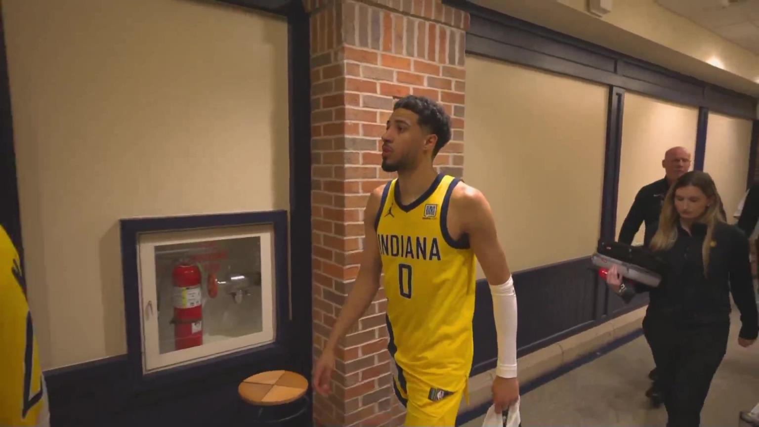 天王山遗憾失利!哈利伯顿赛后离场显得十分沮丧!