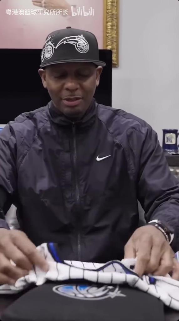 这球衣确实经典啊!“便士”哈达威对魔术复古球衣赞不绝口!