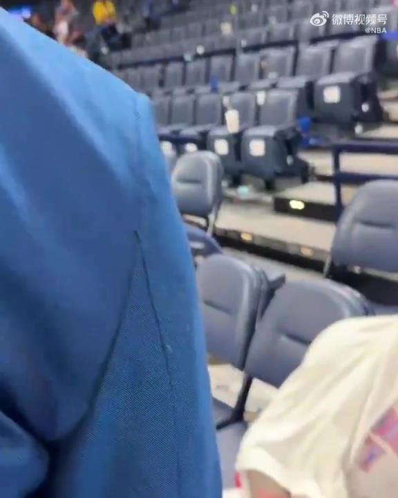 拿了40分累死了!杰伦威赛后毛巾盖头,直接瘫坐在椅子上