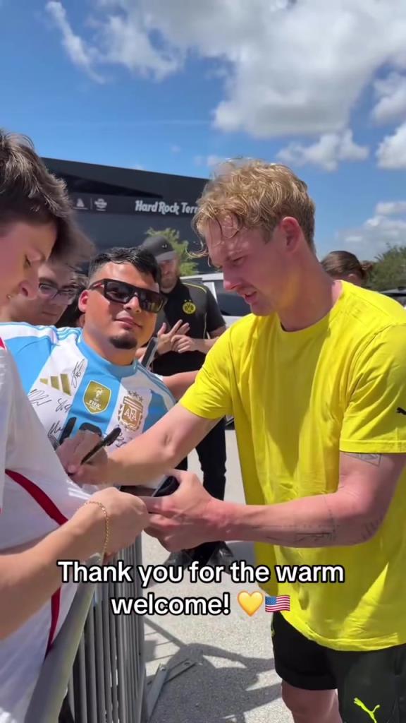 签满别人名字的阿根廷10号球衣!直拍:多特球员与球迷们互动!