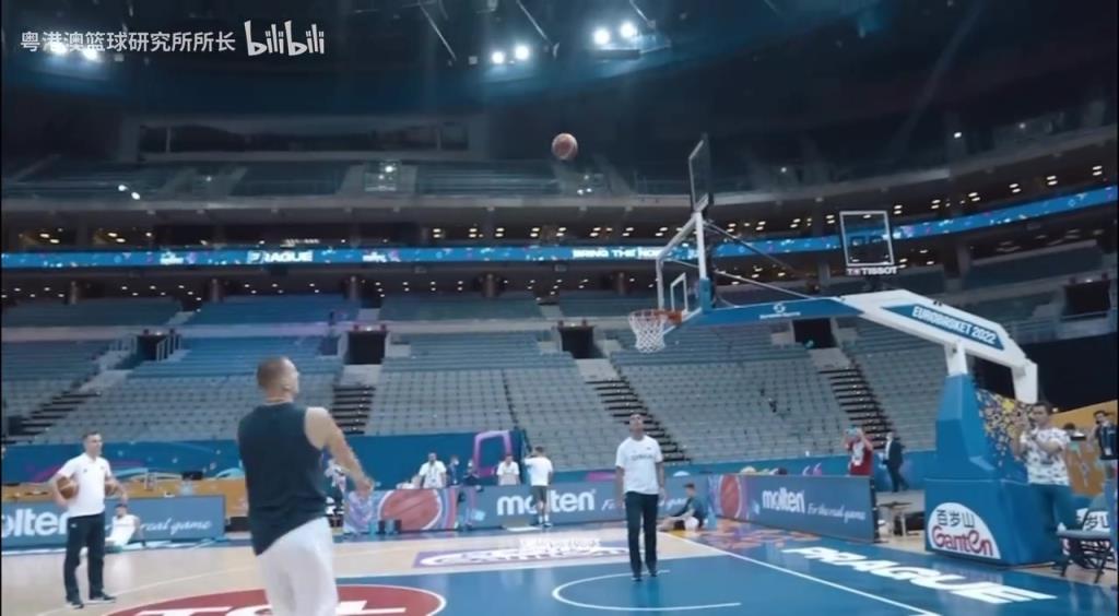 这脚步简直就是艺术!一起来欣赏约老师以前的训练吧!