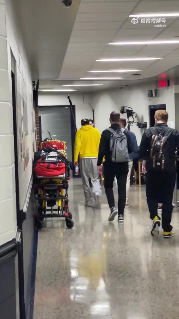 雪上加霜!哈利伯顿赛后一瘸一拐离开球馆